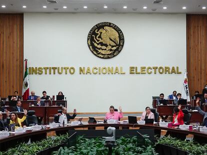 Los consejeros del Instituto Nacional Electoral en la sesión de este 27 de febrero.