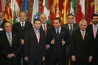 De izquierda a derecha, Manuel Fraga, Juan José Ibarretxe, José Luis Rodríguez Zapatero y Pasqual Maragall. Detrás, Juan Carlos Rodríguez Ibarra, Adán Martín, José María Barreda y Miguel Sanz, en la Conferencia de Presidentes.