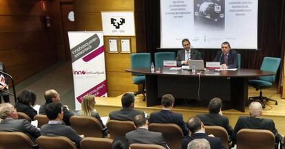 El director general de Innobasque, José María Villate, y el director de la Escuela de Ingenieros, Enrique Amezua, ayer.