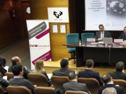 El director general de Innobasque, José María Villate, y el director de la Escuela de Ingenieros, Enrique Amezua, ayer. 