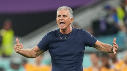 Carlos Queiroz da instrucciones a sus jugadores durante el partido entre Irán y Estados Unidos del pasado Mundial de Qatar.