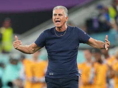 Carlos Queiroz da instrucciones a sus jugadores durante el partido entre Irán y Estados Unidos del pasado Mundial de Qatar.