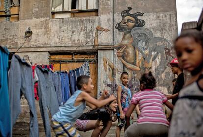 Un grupo de niños juega en el edificio okupa.