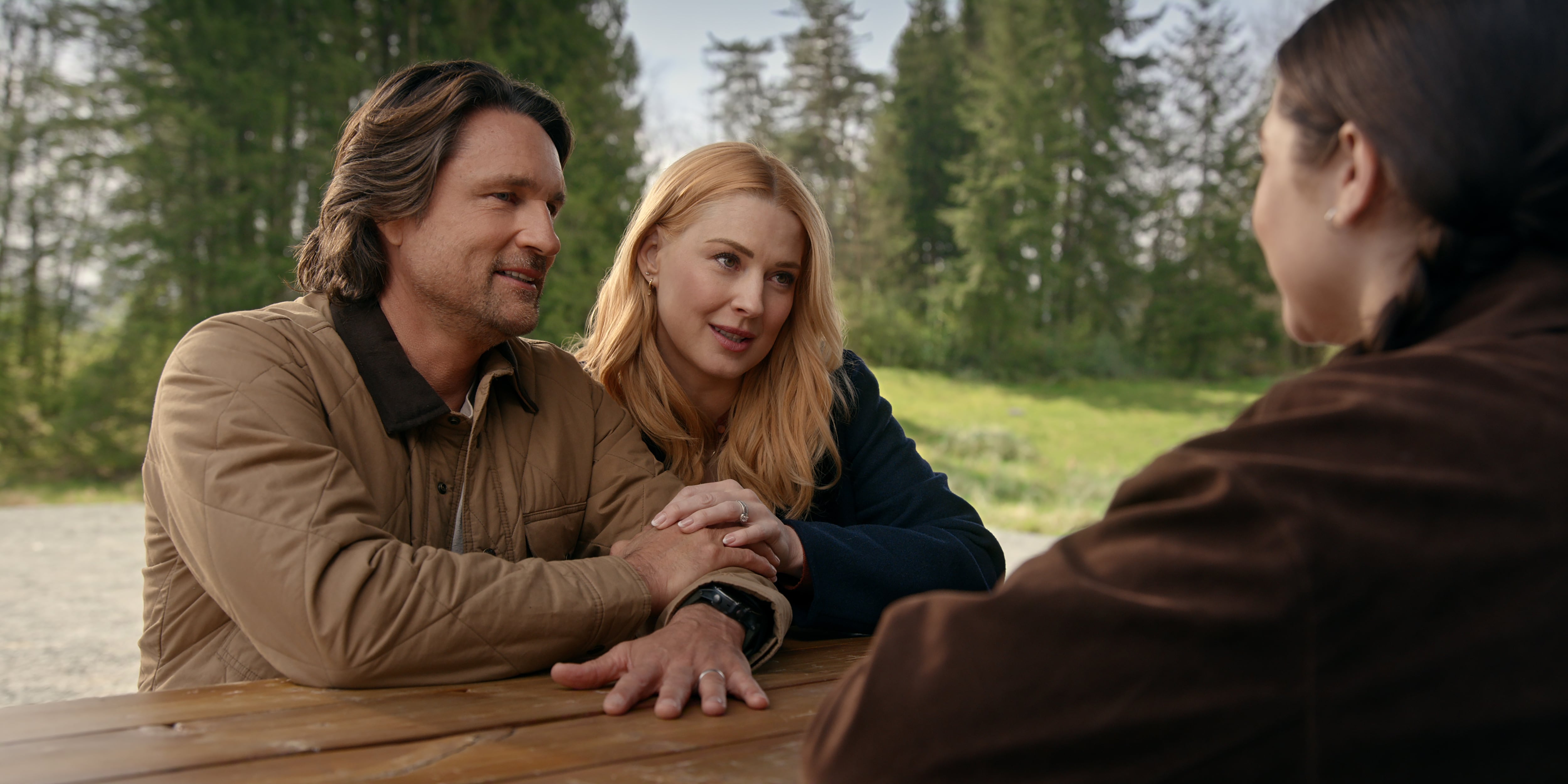 Martin Henderson y Alexandra Breckenridge, protagonistas de la serie 'Un lugar para soñar', en una imagen de la séptima temporada.