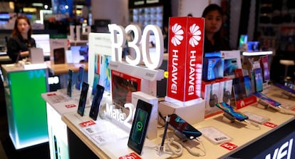 El modelo Huawei P30 en una tienda en Tailandia.