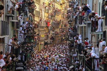 La calle Estafeta de Pamplona, abarrotada de gente durante el primer encierro de 2013.