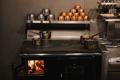 La cocina económica es una de las herramientas con las que juegan en Nublo para elaborar los platos del menú.