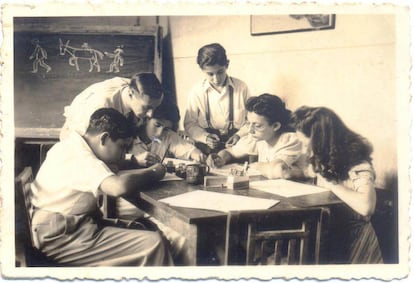 El profesor José Bargés Barba con sus alumnos del Colegio Cervantes en Veracruz, en 1940.