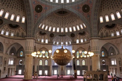 Interior de la mezquita de Kocatepe, en Ankara.