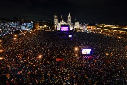 Vista general del Zócalo de Ciudad de México durante el concierto de Silvio Rodríguez este viernes.