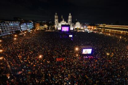 Vista general del Zócalo de Ciudad de México durante el concierto de Silvio Rodríguez este viernes.