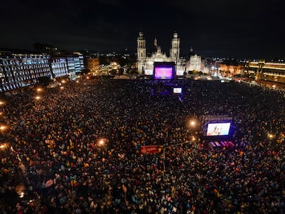 Vista general del Zócalo de Ciudad de México durante el concierto de Silvio Rodríguez este viernes.