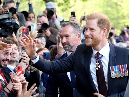 El príncipe Enrique fue recibo calurosamente a su llegada a la catedral de San Pablo, en Londres, el 8 de mayo de 2024.