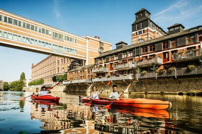 Kayaks en los canales del distrito de Plagwitz, en Leipzig (Alemania).