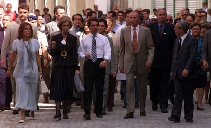 Paseo por La Habana Vieja. De derecha a izquierda, El rey Juan Carlos, José María Aznar, la reina Sofía y Ana Botella.
