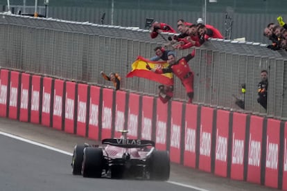 El piloto español de Ferrari Carlos Sainz cruza la línea de meta para ganar el Gran Premio de Gran Bretaña de Fórmula Uno en el circuito de Silverstone