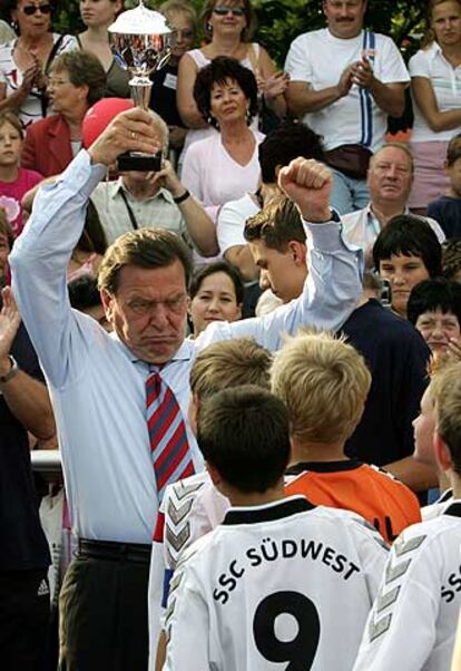 Schröder entrega un trofeo de fútbol infantil el pasado viernes en Berlín.