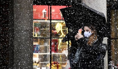 Una mujer se hace una foto en Covent Garden (Londres). Reino Unido autorizó esta semana una vacuna rigurósamente testada contra la Covid-19 y podría empezar a administrarla en pocos días. 