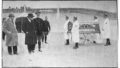 El alcalde y el presidente del Comité de Beneficiencia revisan el material rodado de Cruz Roja en Reus (Tarragona), junto al primer jefe de Ambulancia, en 1932.