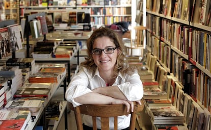 ELENA ALFARO. La arquitecta madrileña que impulsó una recogida de firmas para que los libros de texto se reutilicen y consiguió que su iniciativa acabara incluida en la LOMCE, la nueva ley educativa, en una céntrica librería de Madrid.