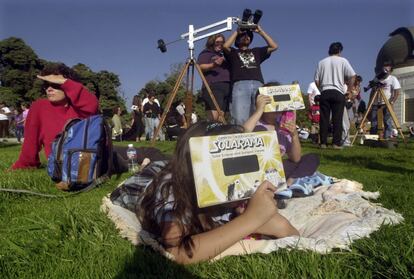 Una estrecha zona entre Oregón y Carolina del Sur experimentará la oscuridad total durante el eclipse. En esta imagen de 2002, una familia observa un eclipse solar parcial en Los Angeles, EE UU.