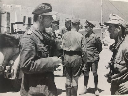 Rommel, al fondo en el centro, con oficiales del Afrika Korps.