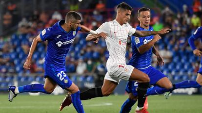 Lamela, autor del gol del Sevilla, cambia de ritmo ante Arambarri y Maksimovic.