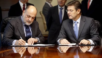 El presidente del Tribunal Constitucional (i), Francisco P&eacute;rez de los Cobos, junto al ministro de Justicia, Rafael Catal&aacute;. 