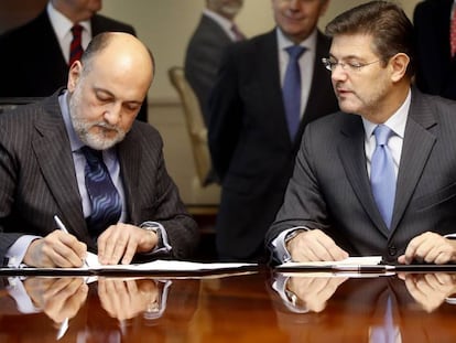 El president del Tribunal Constitucional, Francisco Pérez de los Cobos, amb el ministre de Justícia, Rafael Catalá.