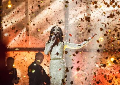 Conchita Wurst, ganadora de 2014, en plena apoteosis final.