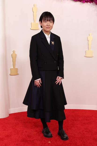 La directora Celine Song, que optaba al Oscar en la categoría de mejor película con 'Vidas pasadas', fiel a su personal estilo con este traje de falda negro de Loewe.