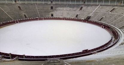 La plaza de Las Ventas, cerrada y nevada, el día 7 de enero.