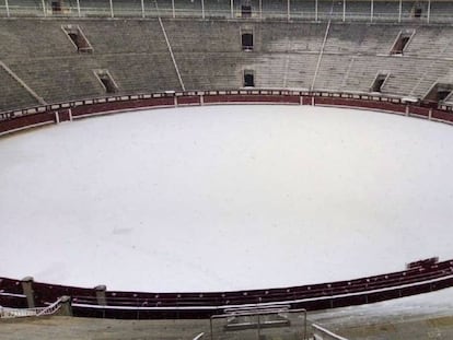 La plaza de Las Ventas, cerrada y nevada, el día 7 de enero.