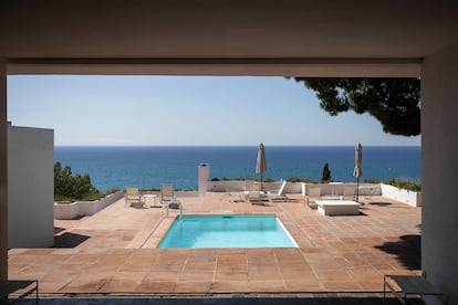 Vista de la terrassa superior de la Casa Rovira des de l'interior