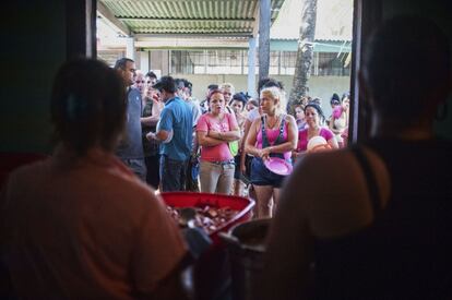 Migrantes cubanos esperando su turno para la comida del mediodía  en el albergue de la Escuela nocturna en  el municipio de La Cruz, Guanacaste, Costa Rica, 