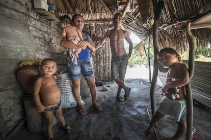 Aderaldo Ferreira da Silva y su familia en la casa que tienen a medio construir.