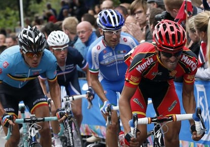 Alberto Contador junto a Gilbert durante un momento del recorrido.