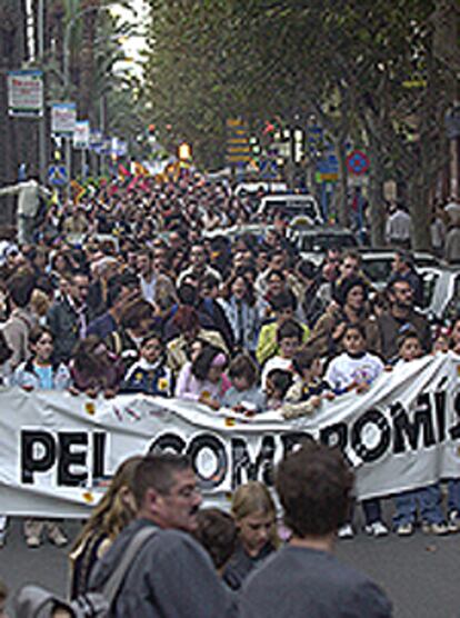 La manifestación, ayer por la tarde, a su paso por la Avenida del Doctor Gadea, en Alicante.