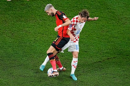 Yannick Carrasco, izquierda, y Lika Modric (derecha) peleando un balón dividido. 