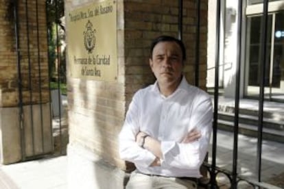 Vicente González Olaya en la puerta del hospital donde desapareció su hermana robada cuando era un bebé.