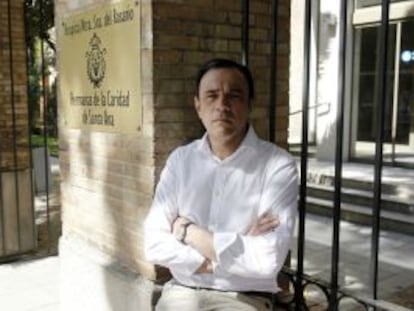 Vicente González Olaya en la puerta del hospital donde desapareció su hermana robada cuando era un bebé.