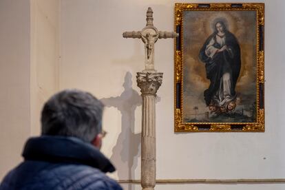 'Inmaculada', lienzo atribuido a Murillo, este lunes en la Parroquia de San Vicente Mártir, en Sevilla.