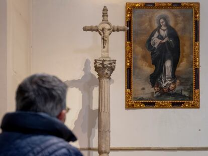 'Inmaculada', lienzo atribuido a Murillo, este lunes en la Parroquia de San Vicente Mártir, en Sevilla.