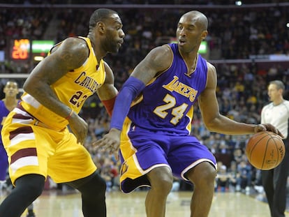 LeBron defiende a Kobe Bryant en un Cleveland-Lakers en 2016.