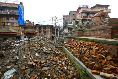 Los terremotos dejaron 300.000 viviendas destruidas, ocho millones de personas afectadas sobre una población de 20 millones y 2,8 millones de nepalíes que han quedado sin techo y necesitan ayuda humanitaria.