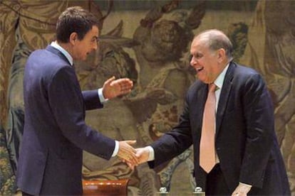 José Luis Rodríguez Zapatero saluda al secretario general de las cumbres iberoamericanas, Enrique Iglesias.