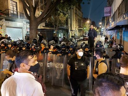 Policías resguardan los alrededores de la sede de la Comisión Nacional de Derechos Humanos en Ciudad de México tras el desalojo, este viernes.