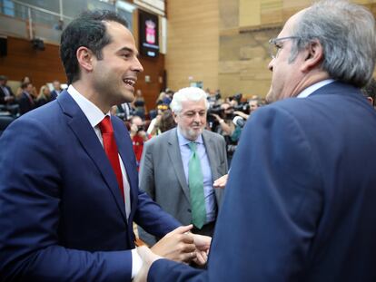 Ignacio Aguado y Ángel Gabilondo, en la investidura de Isabel Díaz Ayuso el 14 de agosto de 2019.