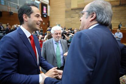 Ignacio Aguado y Ángel Gabilondo, en la investidura de Isabel Díaz Ayuso el 14 de agosto de 2019.