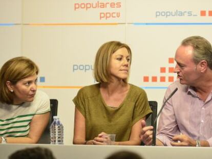 Isabel Bonig, a l'esquerra, amb Cospedal i Fabra, a la junta del partit.